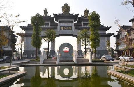 石佛寺玉雕湾景区位于中国历史文化名城河南省南阳市的镇平县石佛寺