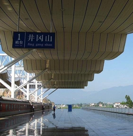 井冈山站是吉衡铁路的一个中间站,东距吉安站91公里,西距衡阳站220