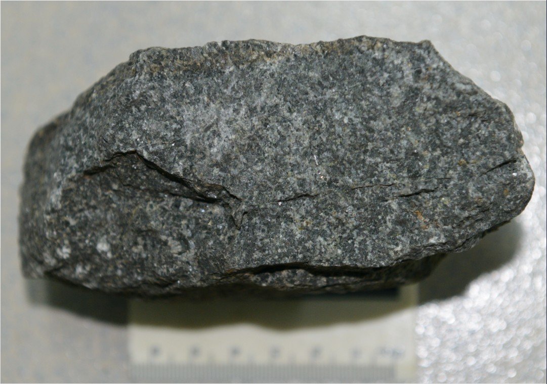 主要矿物成分为基性斜长石和单斜辉石,次要矿物有橄榄石,斜方辉石