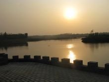 夕阳晚照白浪沙滩一角