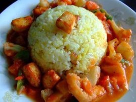 藏红花饭辣味香肠和杏干