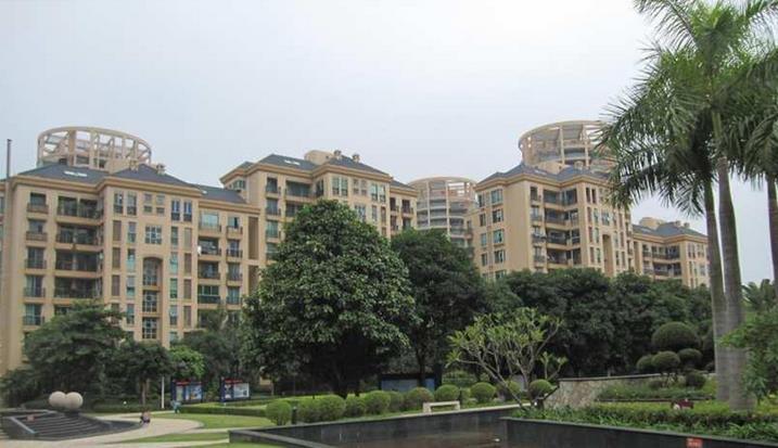 与香蜜湖毗肩而过的深南大道,贯通深圳东西。即将建成的香蜜湖地铁站,可直接接驳香港东铁,使香蜜湖片区的动静切换更加迅速。正是因为这些罕有的自然因素和得天独厚的地段特点,使得香蜜湖成为深圳豪宅的首选之地。 一次性开发完成掬水TOWNHOUSE(联排别墅)、高层、小高 层和多层等高尚住宅。熙园,背靠连绵起伏的安托山、塘朗山,西临农科中心43万m2的植物园,位于120万m2的香蜜湖林湖美地。作为城市中心绿核,这里的空气指数远远优于市内其它地区。 熙园,结合北高南低的自然地势,运用"南北向、大间距、低密度"的规