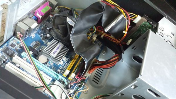 为什么我的台式电脑拆开后硬盘线拔出来在插上