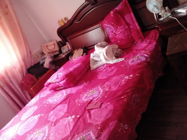 一张双人床一台电脑一个衣柜两个密码箱,怎么