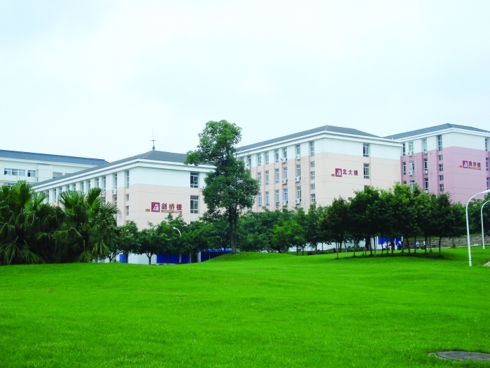 1.学校实行校长负责制:领导班子结构合理,职责明确,措施具体,执行得力,人员精干、务实。学校领导班子现有成员13人,其中校级领导4人,中层干部9人,学校设三处二室一办,领导分工明确,团结协作,起到了模范带头作用。认真贯彻执行教育方针、政策、法律、法规,把学校工作纳入了法制化轨道,建立建全各种规章制度,严格执行依法办学,规范办学,依法执教的管理要求,建立建全各种规章制。牢固树立法律意识、安全意识、质量意识。 2.我校始终坚持教师资格、职务聘任制度。有一整套教师考核制度,有具体的考核标准和实施细则。教师热爱教