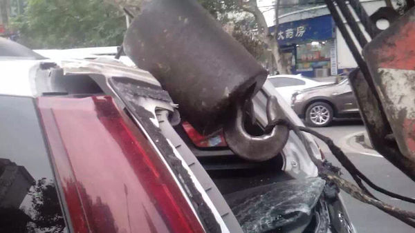 我的车被吊车撞了,车损有点严重人没有事,对方