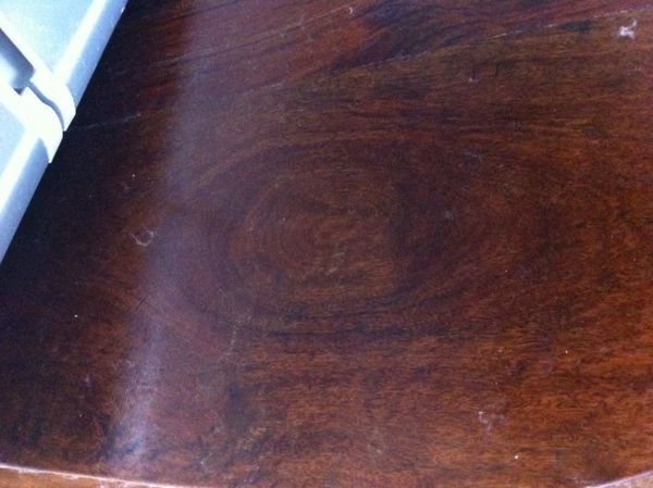 请教我家里的暗红色旧桌子是什么材质_360问