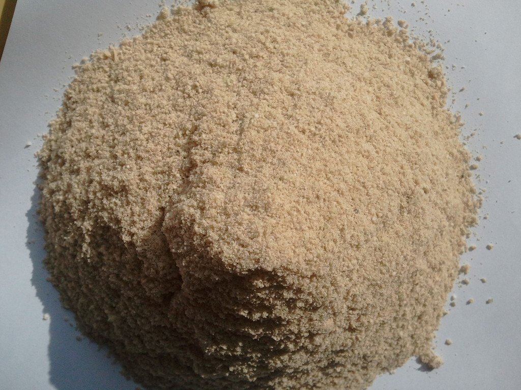 鱼虾等活的饲料,以及,鸡蛋,肉类和鱼粉,蚕蛹粉,蝇蛆粉,奶粉等