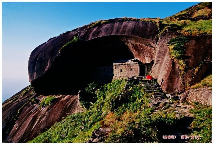 鷹嘴巖位於福建武夷山北天心景區,從古崖居往西行約數百米,便可看見