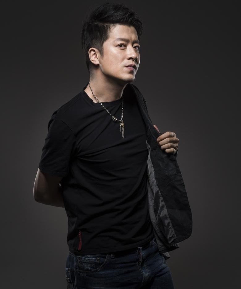 剧《华丽上班族》,在《华丽上班族》中张衣饰演广告公司的副总杜大伟