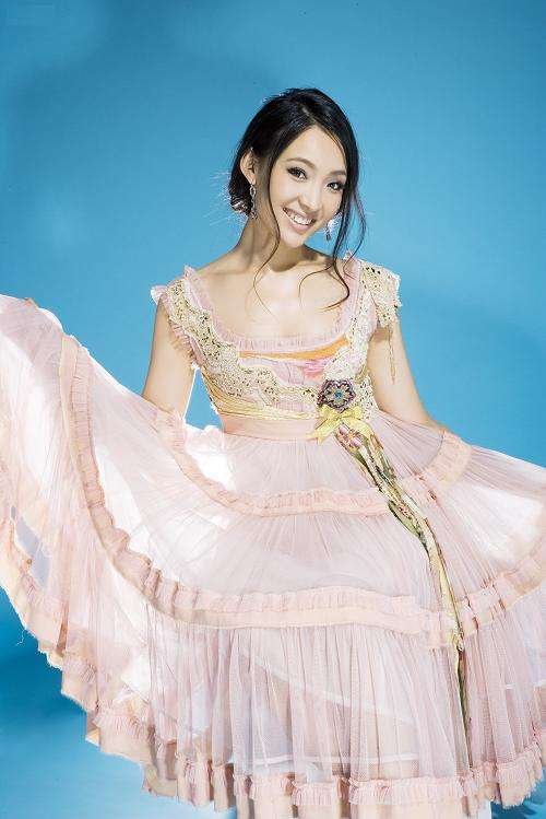 锡伯族,出生于辽宁省调兵山市,毕业于中央戏剧学院表演系,中国大陆女