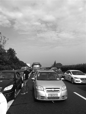 杭甬高速堵车图片
