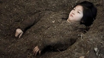 9岁小女孩亲手活埋自己,不是不想活下去,只是爸爸后妈太狠心了