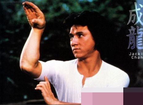 不久李小龙突然逝世, 成龙白天当武师,晚上回师父家睡觉.